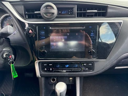 Used 2018 Toyota Corolla LE w/ Carpet Mat Package (TMS) FWD image 26