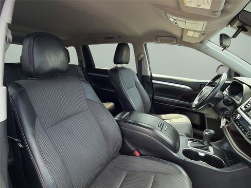 Used 2017 Toyota Highlander Plus w/ Carpet Mat Package AWD/4WD image 19