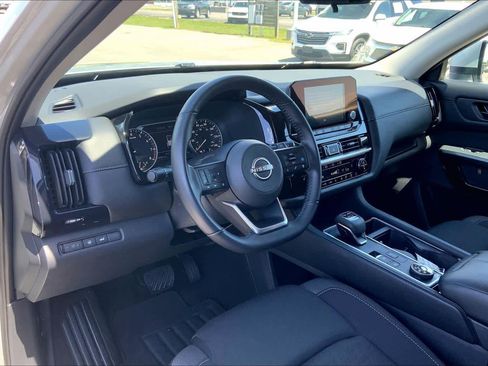 Used 2025 Nissan Pathfinder SV AWD/4WD image 16