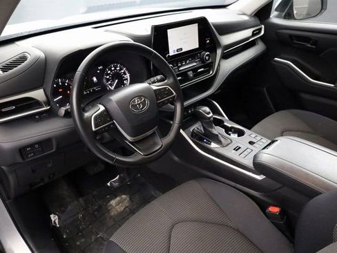 Used 2024 Toyota Highlander LE image 10