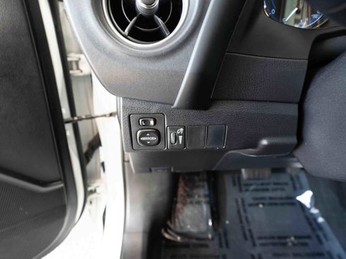 Used 2018 Toyota Corolla SE image 11