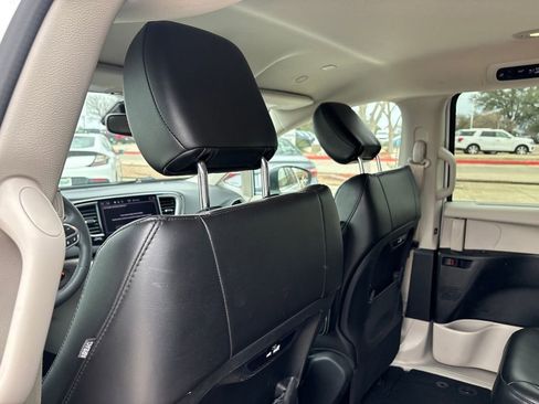 Used 2023 Chrysler Pacifica Touring-L image 22