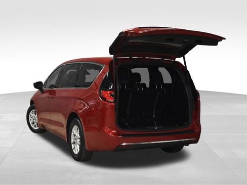 Certified 2025 Chrysler Pacifica Select image 36