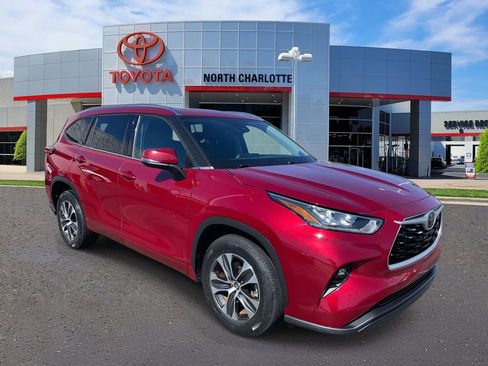 Used 2020 Toyota Highlander XLE image 3