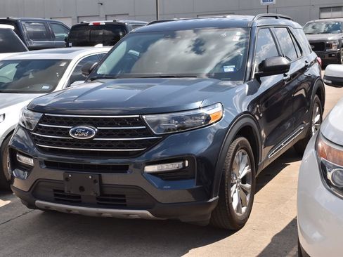 Used 2023 Ford Explorer XLT w/ Equipment Group 202A RWD image 2