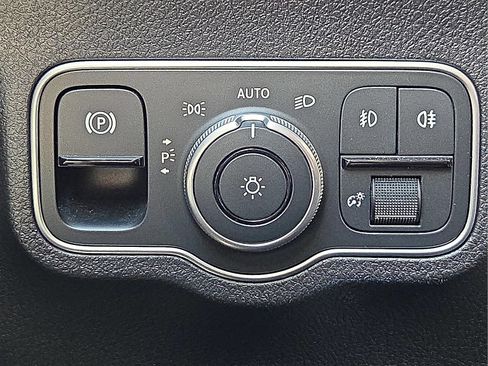 Used 2025 Mercedes-Benz GLB 250 4MATIC image 20