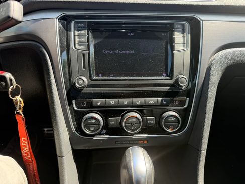 Used 2018 Volkswagen Passat 2.0T R-Line w/ R-Line Lighting Package FWD image 21