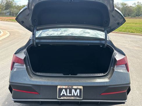 Used 2025 Hyundai Elantra SE image 18