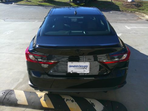 Used 2025 Toyota Camry SE image 11