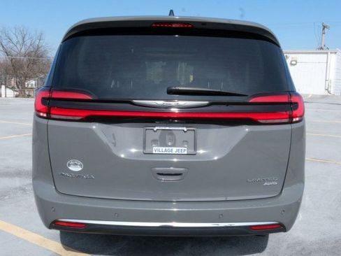 Used 2023 Chrysler Pacifica Limited w/ Uconnect Theater Family Group image 4