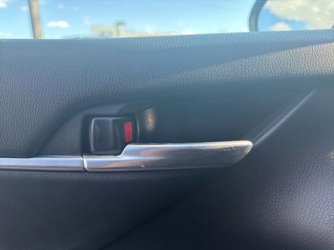 Used 2018 Toyota Camry LE FWD image 31