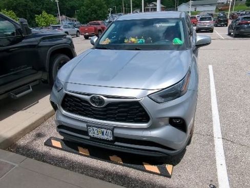 Used 2022 Toyota Highlander LE AWD/4WD image 2