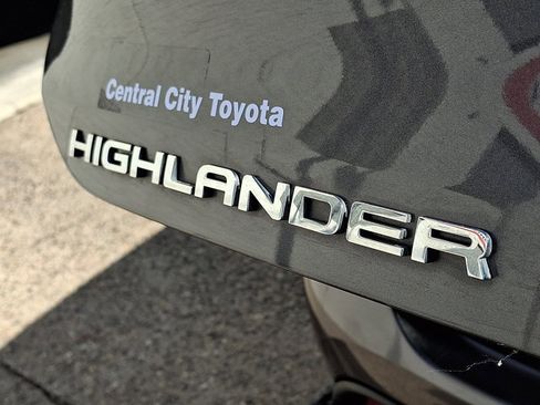 Used 2023 Toyota Highlander LE image 32