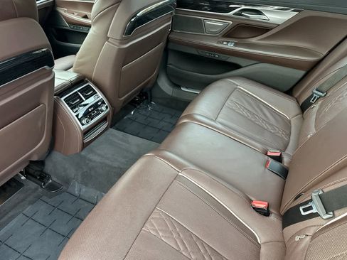 Used 2022 BMW 740i w/ M Sport Package image 4