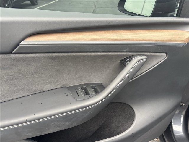 Used 2024 Tesla Model Y Long Range AWD/4WD image 23