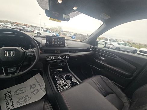 Used 2025 Honda Pilot Black Edition image 28