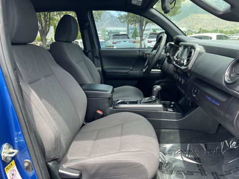 Used 2017 Toyota Tacoma TRD Sport AWD/4WD image 17