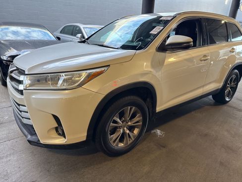 Used 2019 Toyota Highlander XLE image 1