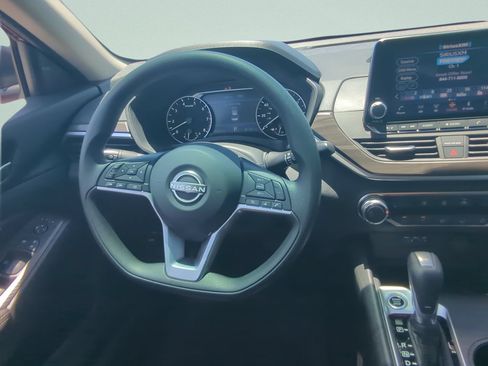 Used 2025 Nissan Altima 2.5 SV FWD image 13