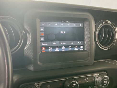 Used 2022 Jeep Gladiator Sport AWD/4WD image 14