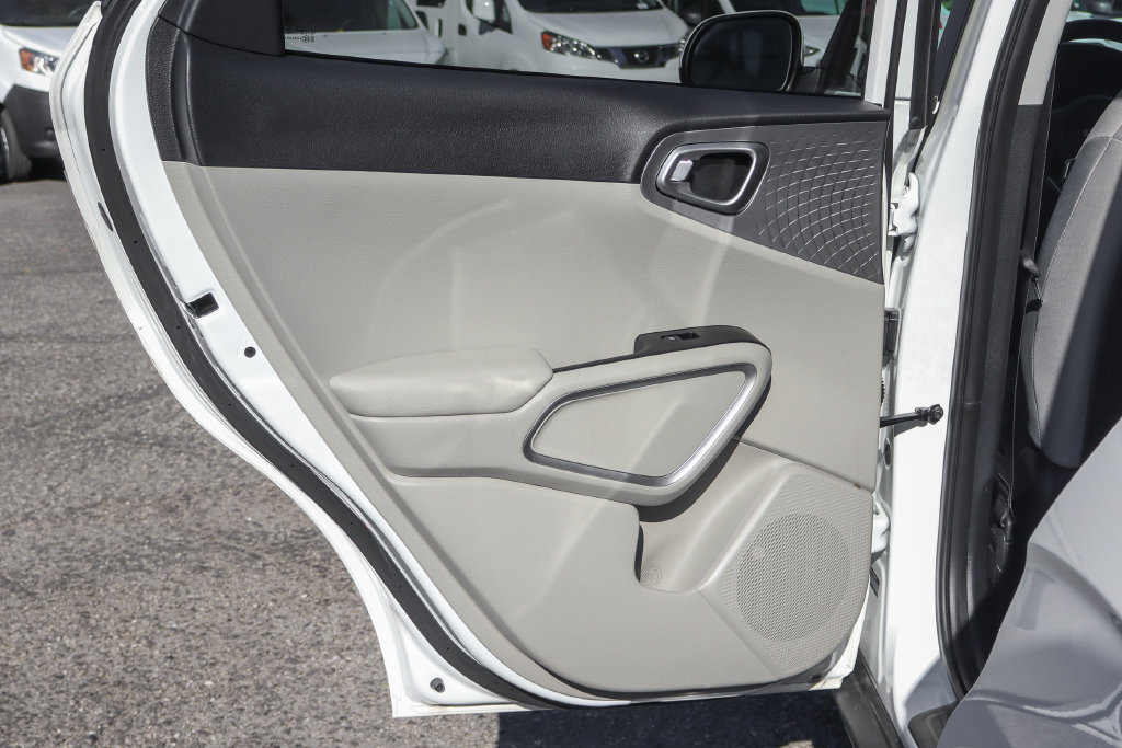 Used 2025 Kia Soul LX w/ LX Technology Package FWD image 35
