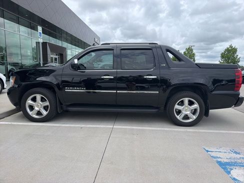 Used 2010 Chevrolet Avalanche LTZ AWD/4WD image 3
