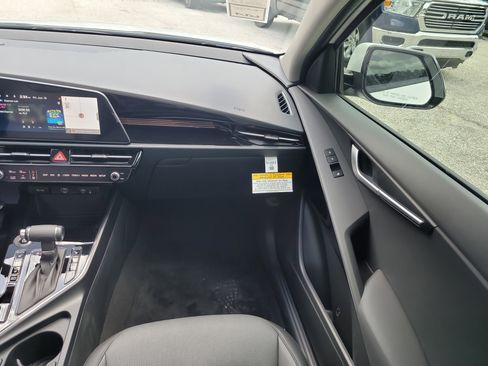 New 2025 Kia Niro SX image 15