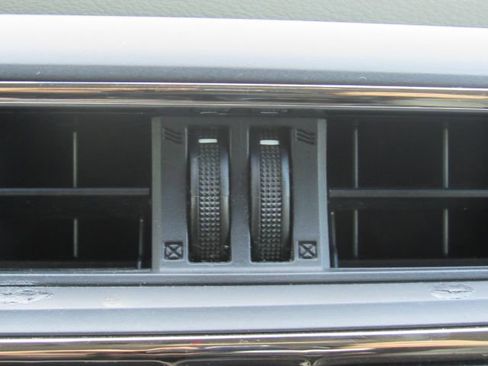 Used 2018 Toyota Avalon Limited image 41