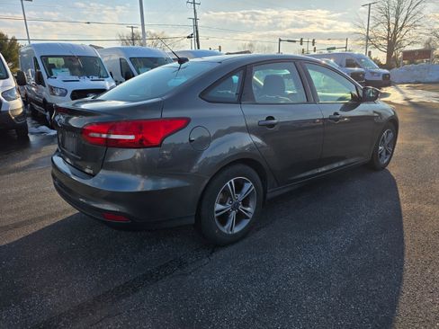 Used 2018 Ford Focus SE w/ SE Appearance Package image 3