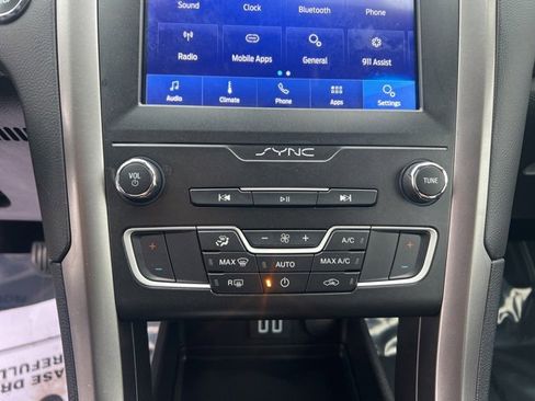 Used 2020 Ford Fusion SE image 27