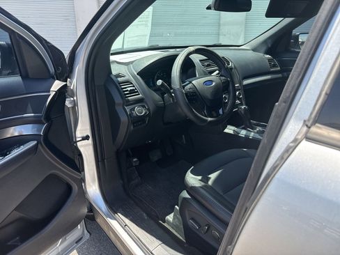 Used 2018 Ford Explorer XLT w/ Equipment Group 202A AWD/4WD image 9