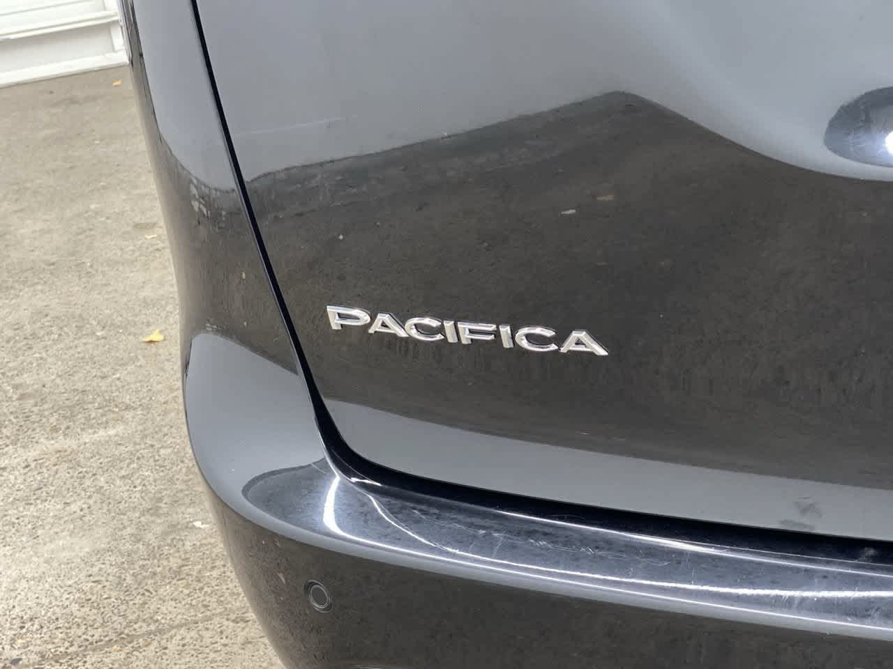 Used 2024 Chrysler Pacifica Touring-L FWD image 10