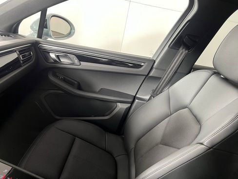 Certified 2025 Porsche Macan image 21