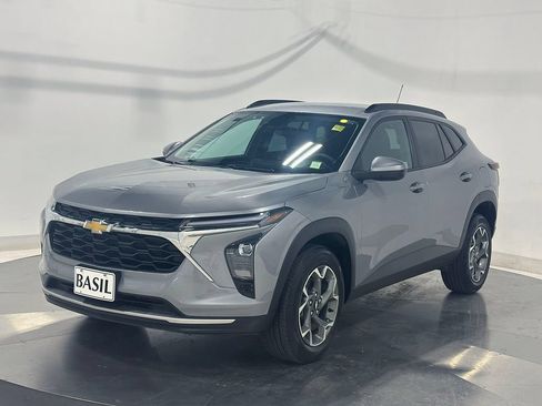 Used 2024 Chevrolet Trax LT FWD image 8