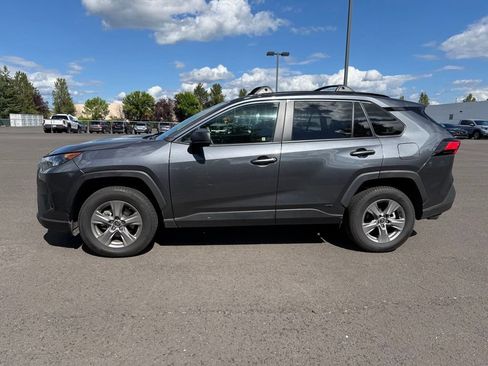 Used 2022 Toyota RAV4 LE AWD/4WD image 4