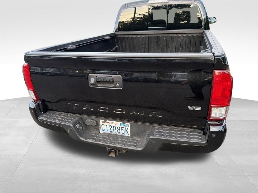 Used 2017 Toyota Tacoma TRD Off-Road w/ Premium & Technology Package AWD/4WD image 9
