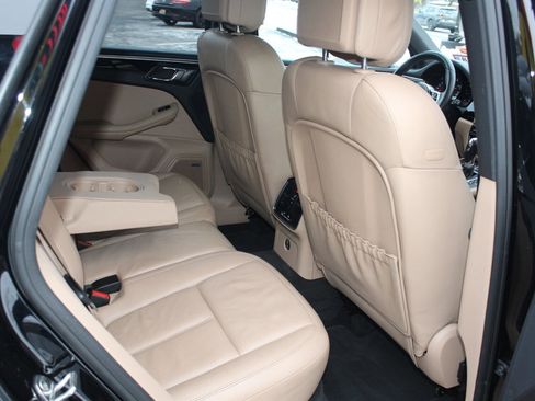 Used 2020 Porsche Macan image 16