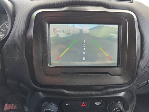 Used 2020 Jeep Renegade Latitude FWD image 8