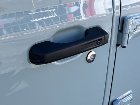 Used 2024 Jeep Wrangler Unlimited w/ Convenience Group image 13