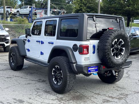 Used 2025 Jeep Wrangler Unlimited Rubicon 4xe w/ Convenience Group AWD/4WD image 8