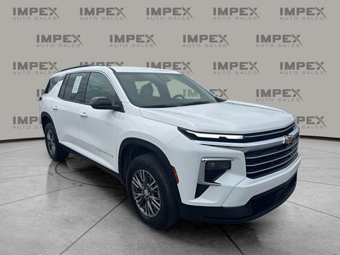 Used 2025 Chevrolet Traverse LT FWD image 7