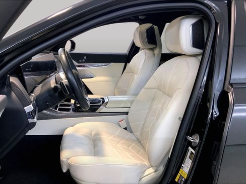 Used 2024 BMW i7 xDrive60 w/ Executive Package AWD/4WD image 7