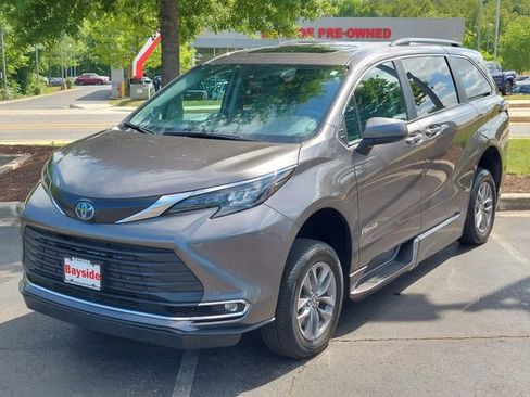 Used 2024 Toyota Sienna XLE w/ XLE Plus Package FWD image 10