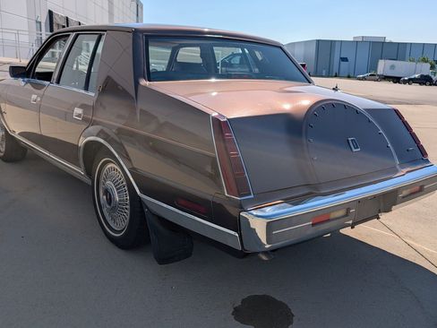 Used 1987 Lincoln Continental Signature RWD image 9