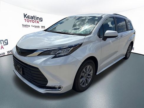 Used 2024 Toyota Sienna XLE image 3