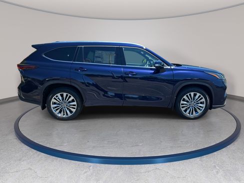 New 2026 Toyota Highlander Platinum AWD/4WD image 4