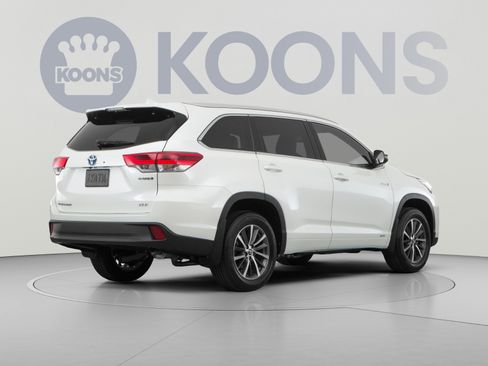 Used 2017 Toyota Highlander XLE AWD/4WD image 4