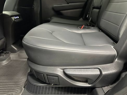 Used 2020 Toyota Highlander XLE AWD/4WD image 43