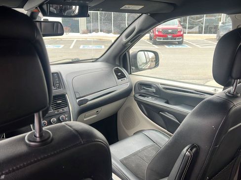 Used 2019 Dodge Grand Caravan SXT image 16