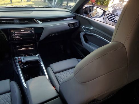 Used 2023 Audi e-tron S Prestige w/ Prestige Package image 23